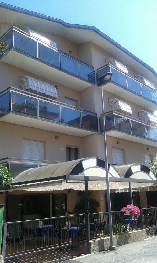 Hotel Gialpina Viserba Di Rimini Exteriör bild
